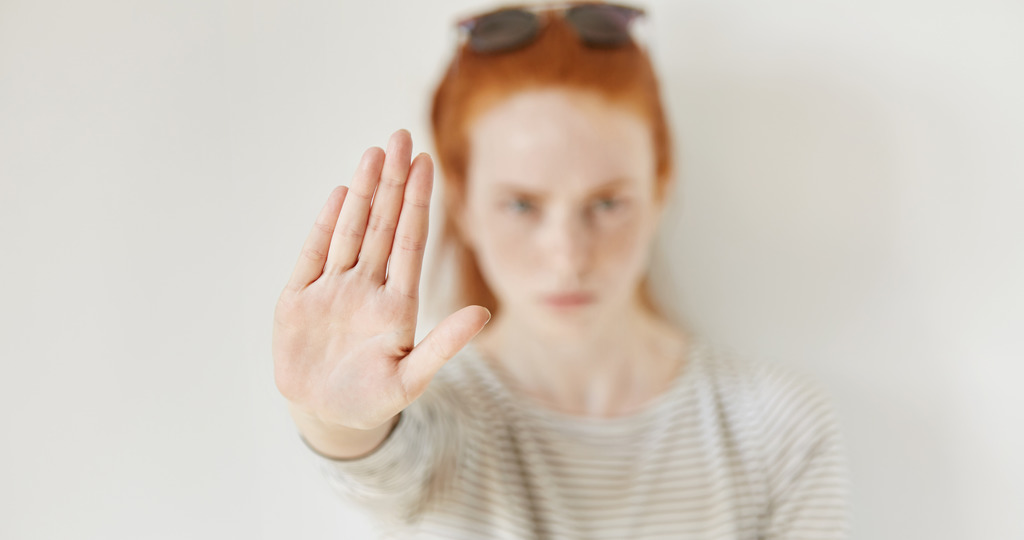 Фотография портрета человека с обнаженной рукой, пальцем и лицом.